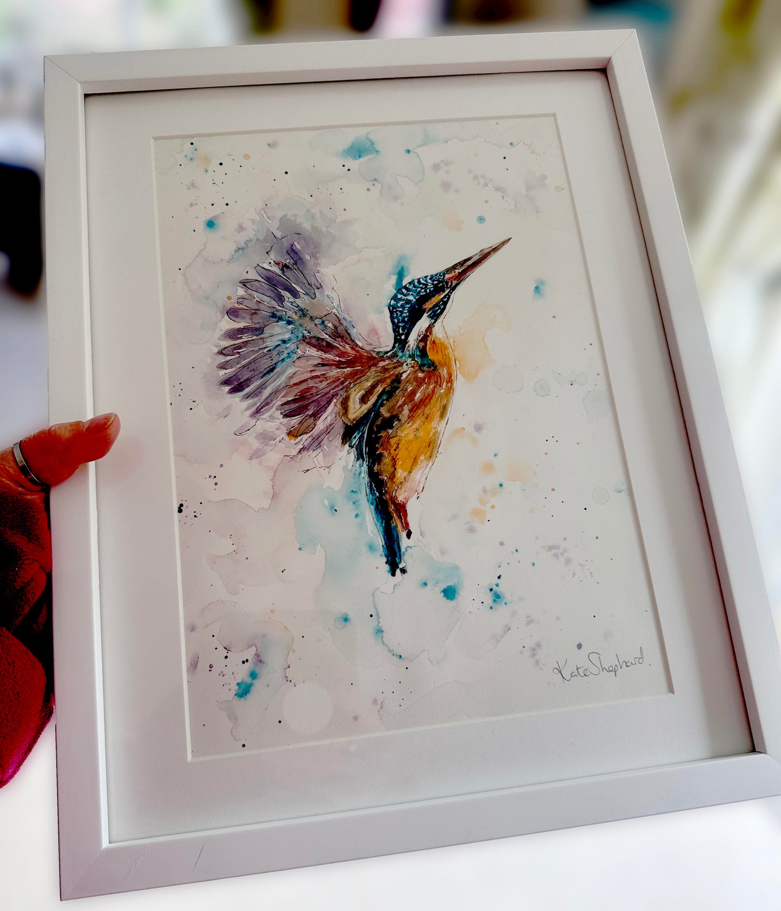 Kingfisher painting in expressive watercolours, highlighting its graceful movement and vibrant feathers.