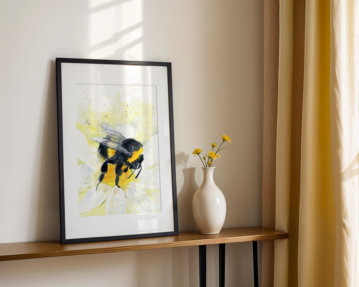 Bumble bee and daisy flower in a loose, expressive watercolour painting.