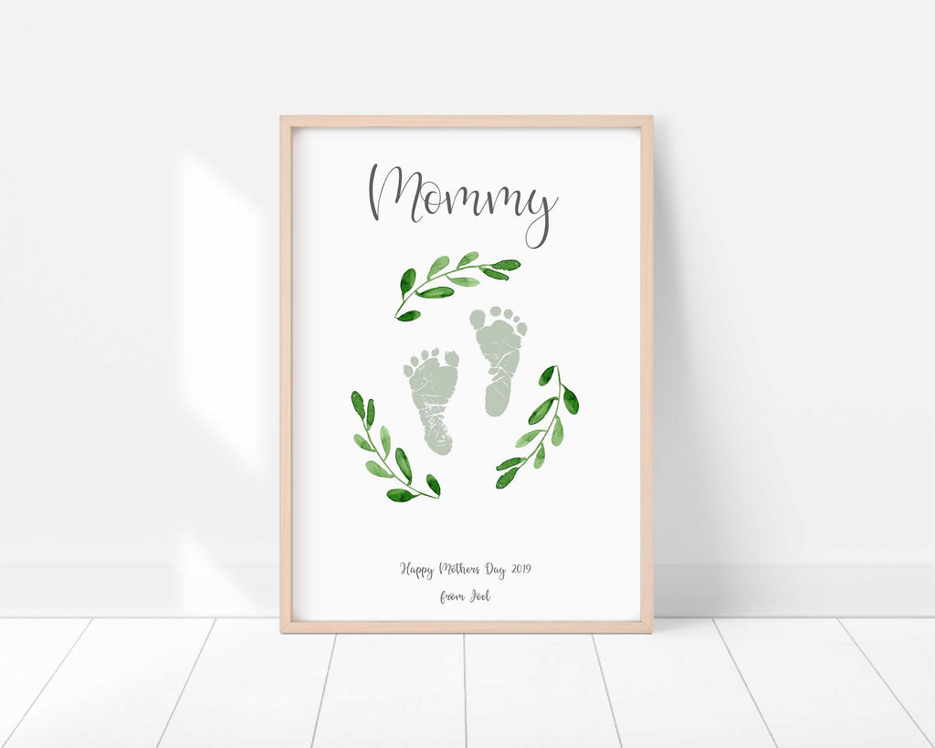 Personalized mommy-themed baby footprint print with custom text,Customizable baby footprint artwork for mom with green leaf wreath